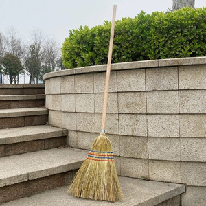 Scopa in setole di mais per impieghi gravosi Rubbermaid Commercial Products, manico in legno da 1 1/8 pollici, <span class=keywords><strong>rossa</strong></span>, scopa per interni/esterni per cortile - Product Image 2