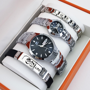Ensemble cadeau de montres personnalisées pour <span class=keywords><strong>couple</strong></span> avec bracelets gravables |   Paire de montres en alliage avec logo personnalisé, jour et date, pour anniversaire - Product Image 5