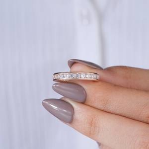Anillo Elegante de Oro Rosa con Banda Delgada y Piedras Transparentes Brillantes, Diseño Clásico Minimalista para Mujer, Uso Diario y Fiestas - Product Image 5