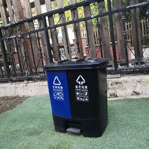 Contenedores de basura de plástico para exteriores, de doble compartimento, para uso en seco y húmedo, con accionamiento a pedal, integrados de dos y tres compartimentos. - Product Image 3