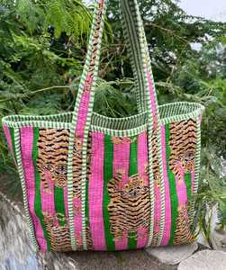 Bolso Tote Acolchado de Algodón con Estampado Artesanal, Acabado Clásico Hecho a Mano, Bolso de Hombro para Viajes y Compras - Product Image 4