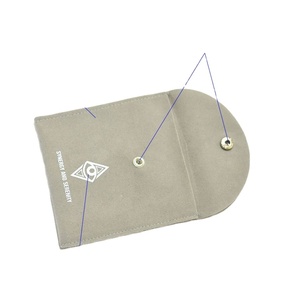 Pochette à bijoux en daim gris clair avec fermeture à bouton-pression et logo argenté personnalisé - Product Image 2
