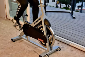 Bicicleta estática magnética profesional Body Strong para gimnasio con pantalla, ideal para uso en interiores y fitness. - Product Image 3