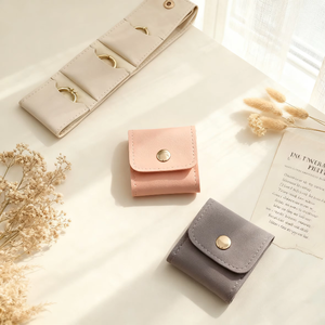 กระเป๋าใส่เครื่องประดับแบบพกพาขนาดเล็ก รุ่น Fuchen สำหรับเดินทาง ดีไซน์สวยงาม ทนทาน ทำจากไมโครไฟเบอร์ ปิดด้วยกระดุม เหมาะสำหรับใส่สร้อยคอ ต่างหู แหวน - Product Image 4