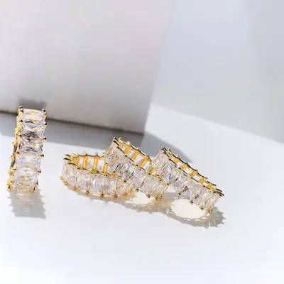 Penjualan Laris Cincin Batu Zirconia Pave AAA untuk Wanita Cincin Baguette Baja Tahan Karat untuk Wanita Perhiasan Baja Tahan Karat Berlapis Emas 18K