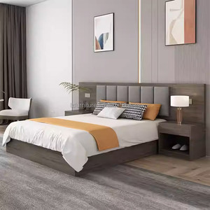 Ensembles de meubles de chambre d'hôtel modernes personnalisables : Cadre de lit double king-size en bois durable avec tête de lit rembourrée et tables de chevet - Product Image 2