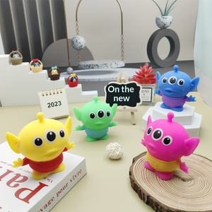 Nuovo Giocattolo Antistress a Forma di Alieno a Tre Occhi in Gomma Morbida, Unico e Divertente per Bambini, Vendita all'Ingrosso - Product Image 1