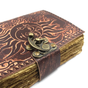สมุดบันทึกหนังลายนูนพระอาทิตย์และพระจันทร์ ทำมือ สไตล์วินเทจ พร้อมกุญแจล็อค ขอบกระดาษแบบดีเคล - Product Image 6