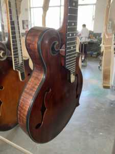 Mandolina de Lujo Personalizada MF5 Octave, Fondo y Lados de Arce Flameado Sólido, Puente y Diapasón de Ébano - Product Image 2