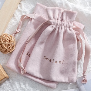Petits sacs à cordon en velours <span class=keywords><strong>rose</strong></span> imprimés de logo personnalisé pour cadeaux pochette avec ruban pochette en velours pour <span class=keywords><strong>parfum</strong></span> - Product Image 5