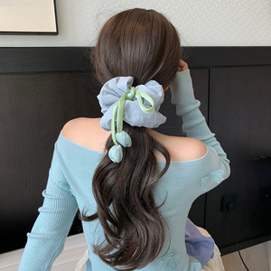 Chouchou Tulipe Coloré et Adorable <span class=keywords><strong>pour</strong></span> <span class=keywords><strong>Chignon</strong></span> ou Queue de Cheval Basse – <span class=keywords><strong>Accessoire</strong></span> Cheveux Rembourré à Motifs Floraux - Product Image 6