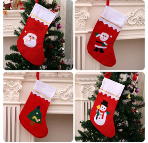 Chaussettes de Noël décoratives grande taille en tissu non tissé avec bords blancs/verts, sac cadeau - Product Image 5