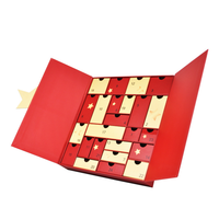 Caja de Calendario de Adviento Roja de Lujo para las Fiestas con 24 Cajones, Detalles en Relieve con Lámina Dorada, Recubrimiento UV y Cierre Magnético