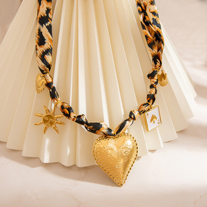 Collar de Seda con Colgante de Corazón con Estampado de Leopardo, Joyería de Moda de Acero Inoxidable - Product Image 3