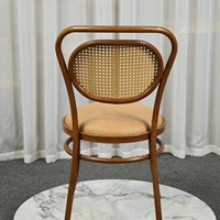 Fauteuil de salle à manger contemporain ovale en rotin PP avec dossier en cannage et structure métallique imitation bois pour restaurant, café, hôtel, salle de sport OEM ODM
