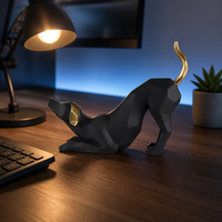 Figurine de chien peinte à la main à faible polyvalence de détails, statue géométrique en résine, noir mat avec accents dorés, décoration de bureau moderne, cadeau de collection