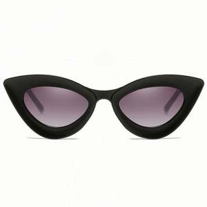 Vente en gros de lunettes de soleil triangulaires à monture PC personnalisées pour femmes, lunettes de soleil œil de chat petites UV400 pour femmes - Product Image 5
