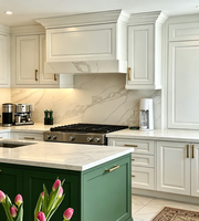 Armoires de cuisine sur mesure, armoires blanches, îlot de cuisine vert avec plan de travail en quartz pour maison résidentielle