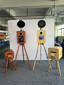 Cabina de Fotos de Madera con Pantalla Táctil de 18.5 Pulgadas para <span class=keywords><strong>iPad</strong></span>, Color Madera Oscura/Natural, Estuche de Transporte, para Bodas y Fiestas - Product Image 3
