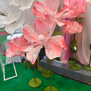 Présentoir de fenêtre plissé à la main Art floral pour la décoration de toile de fond de mariage avec un bel artisanat en papier - Product Image 3