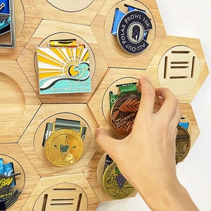 Colgador de Medallas Hexagonal de Madera Ecológico para Montar en la Pared, con Logotipo Personalizado, Diseño de Panal, Soporte para Medallas Deportivas - Product Image 1