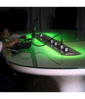 Tables de conférence de bureau en pierre artificielle au design incurvé, avec installation de prises électriques modernes sur mesure, pour école, maison et bureau