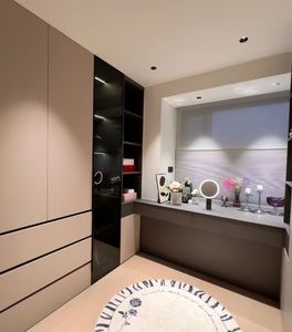 Armoire-penderie en bois blanc intégrée au design moderne, dernière génération, pour un usage en appartement - Product Image 1