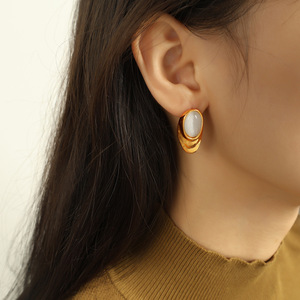 ต่างหูแบบติดหูโอปอลสีขาวสไตล์ยุโรปอเมริกันสำหรับผู้หญิง ทำจากไทเทเนียมสตีล ชุบทอง 18k ประดับขอบแบบ Bezel เหมาะสำหรับใส่ทุกวัน - Product Image 4