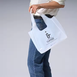 Sacs fourre-tout en PVC transparent Logo personnalisé de marque gelée colorée petit sac cadeau en PVC noir bouton pression mode extérieur - Product Image 5