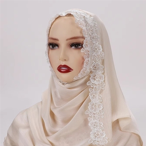 Vente en gros de nouveaux modèles de hijabs en crêpe de soie, foulards en satin uni, foulards en georgette brodés de dentelle florale - Product Image 5
