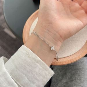 Bracelets pendentifs trèfle à quatre feuilles porte-bonheur en argent S925 avec pierre Moissanite couleur D clarté VVS1 de la collection intemporelle Dylam - Product Image 2