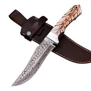 Couteau de chasse et de camping artisanal en acier Damas de qualité industrielle avec lame à pointe clip et manche en résine, longueur totale de 9 pouces - Product Image 1