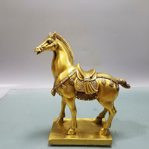 Majestuoso caballo de latón con escultura de Silla, una pieza ecuestre clásica. Disponible a precios mayoristas - Product Image 1
