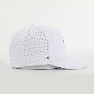 Casquette de baseball personnalisée en polyester blanc 5 panneaux pour homme, avec logo en caoutchouc, imperméable, perforations découpées au laser, style Dad Hat, vente en gros - Product Image 4