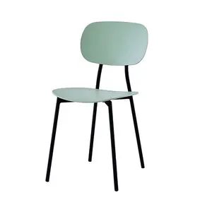 新设计浅绿色聚丙烯靠背塑料餐椅，带黑色金属腿