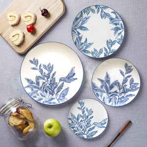 Venta al por mayor Vintage Azul Floral Decoración Country Style Bone China Cargador Platos Cena Plato Set - Product Image 3