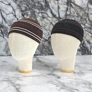 Chapeau Kufi tricoté artisanal à rayures marron et noires, ajustement extensible, couvre-chef de prière musulman, disponible en diverses couleurs ethniques - Product Image 1