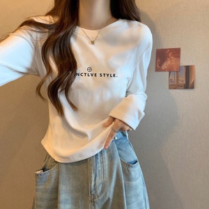 Camiseta de manga larga de algodón acanalado con elastano para mujer, nueva colección primavera-otoño, versátil, con diseño de dibujos animados, dobladillo curvo, ideal como capa base. - Product Image 3