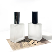 Vente en gros de flacons de parfum en verre de 50 ml, fabrication sur mesure, emballage en verre rectangulaire de luxe, flacon de parfum vide avec pompe pulvérisatrice