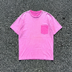 Camiseta Rosa de Manga Corta con Cuello Redondo para Hombre, Corte Regular, Informal, de Algodón Jersey, Color Sólido, Diseño con Bolsillo Frontal - Product Image 1