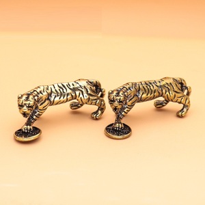 1 pieza de estatuas de tigre de latón hechas a mano, arte decorativo vintage con detalles intrincados, decoración de escritorio - Product Image 1
