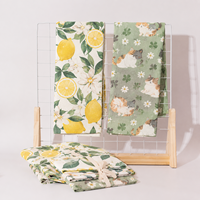 Op maat bedrukte keukendoek van zacht linnen-katoenmix, met aangepast bloemen-, dieren- of fruitmotief.