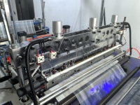 Automatische LDPE-zakkenmachine voor zware transportzakken, drie servo's, warmte-seal, koud-snijmachine