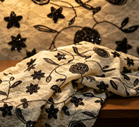 Tissu en organza de dentelle ivoire délicat, orné de broderies florales en sequins noirs scintillants pour mariage et garçons