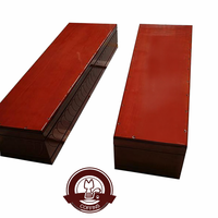 Ataúd Funerario de Estilo Europeo Rojo-Marrón de Alto Brillo con Patrón de Relieve en Forma de Corazón Simétrico Continuo y Borde Recto Cúbico