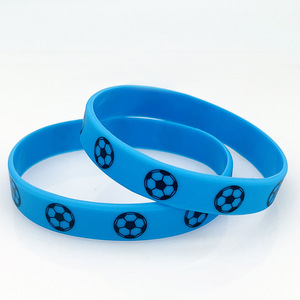 Bracelet en silicone pour supporter <span class=keywords><strong>de</strong></span> football, bracelet en caoutchouc <span class=keywords><strong>pas</strong></span> <span class=keywords><strong>cher</strong></span> pour match <span class=keywords><strong>de</strong></span> football, souvenir d'activité avec logo personnalisé - Product Image 4