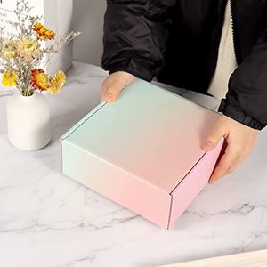 Boîte d'expédition en carton ondulé avec bande adhésive auto-adhésive pour l'<span class=keywords><strong>emballage</strong></span> d'expédition de vêtements, de t-shirts - Product Image 1