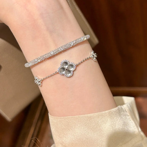 ชุดเครื่องประดับสุดหรูสำหรับผู้หญิงชุดเครื่องประดับคุณภาพดีสีเงิน S925กำไลข้อมือหยกโมคสร้อยคอดอกไม้สี่ใบเพทายฝังขนาดเล็กมีสไตล์ - Product Image 3