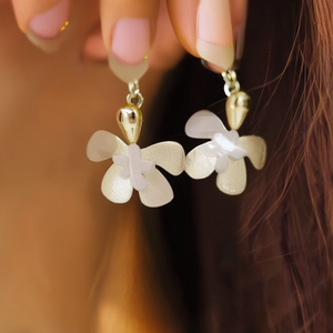 Boucles d'oreilles pendantes tendance, motif fleur blanche, placage or PVD, acier inoxydable 316L, durable et résistant - Product Image 3