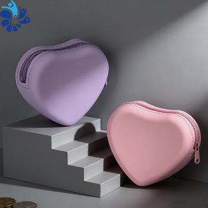 Monedero de silicona con forma de corazón, bolsa de almacenamiento portátil impermeable, color rosa y morado, para organizar herramientas de belleza de viaje - Product Image 1